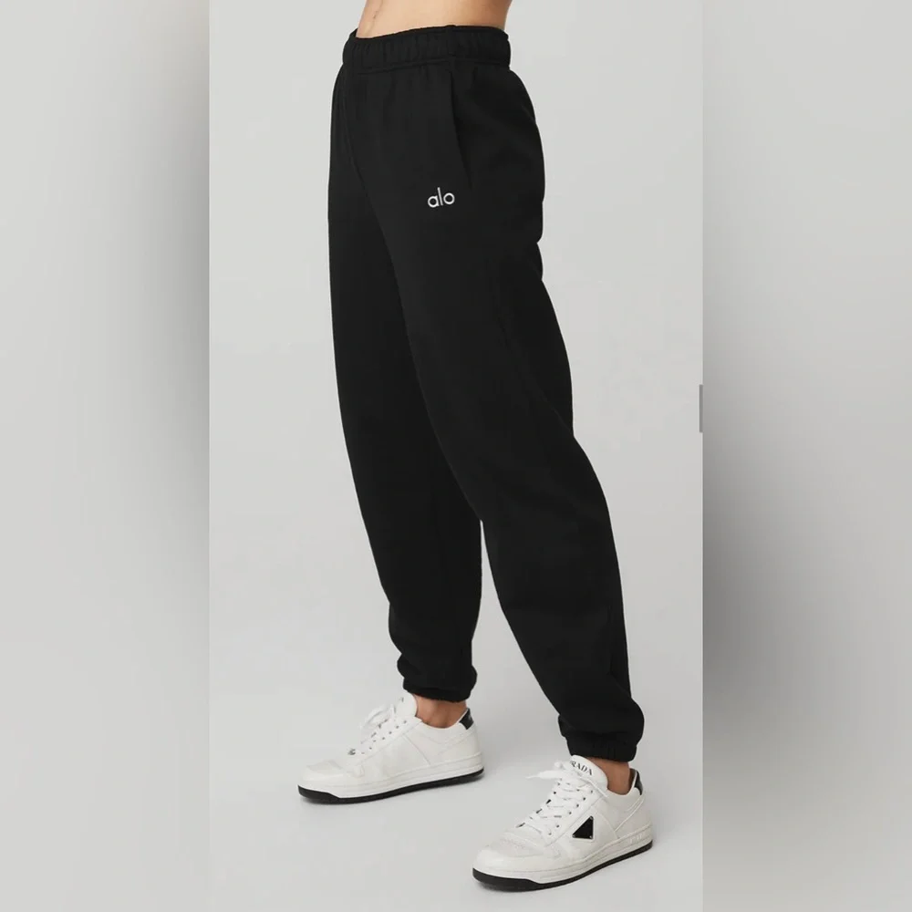 Alo Yoga NWT Accolade Sweatpants Cool Chrome Logo Black, Pockets XS